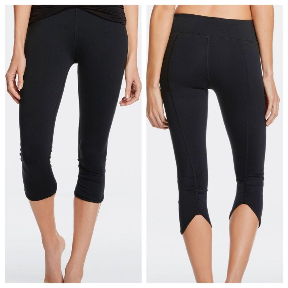 NEW Fabletics Kastos Capri Legging Black Small - Picture 1 of 9